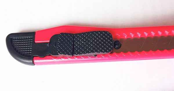 Нож канцелярский 13см выдвижное лезвие 9мм сменное - изображение 1