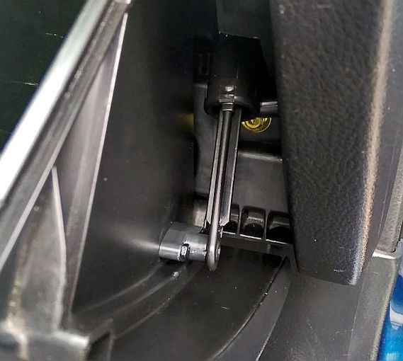 Амортизатор перчаточного ящика <b>SUZUKI 73440-50J11</b> - изображение 2