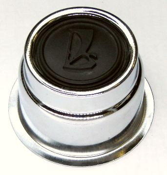 Колпак ступицы ВАЗ 2107 металл с черной эмблемой ПЛАСТИК (2107-3101012) - изображение
