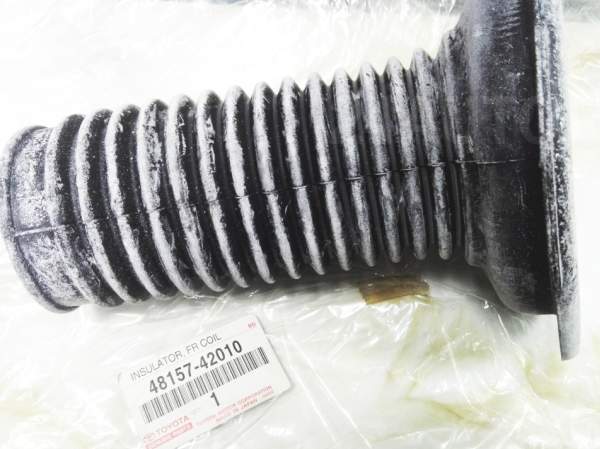 Пыльник FR стойки RAV4 94- <b>TOYOTA 48157-42010</b> - изображение