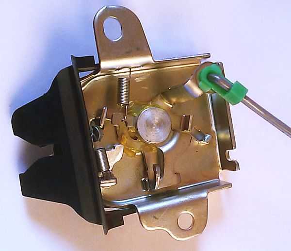 Замок багажника TOYOTA 64610-12350 - изображение 2