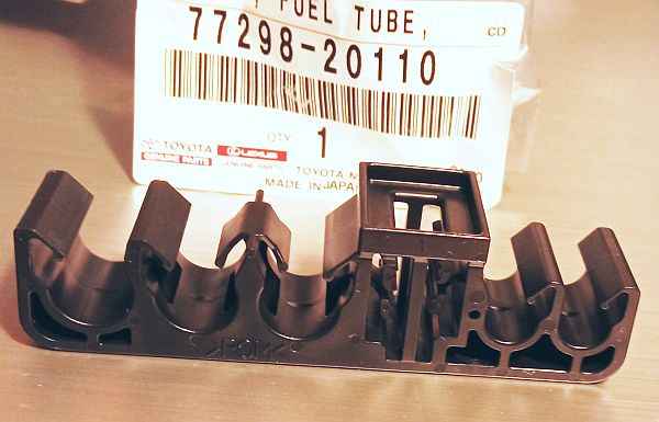 Кронштейн крепления топливопровода TOYOTA 77298-20110 - изображение